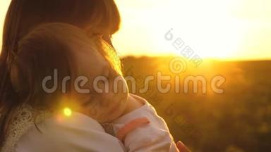 小孩子抱着妈妈睡着了，夏天在公园里夕阳西下，慢悠悠地走着妈妈和女儿